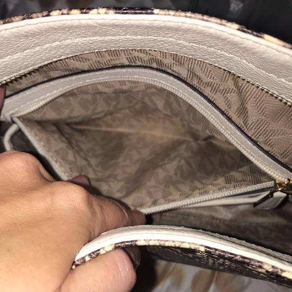 MK shoulder/crossbody 🐍 - Picture 11 of 16